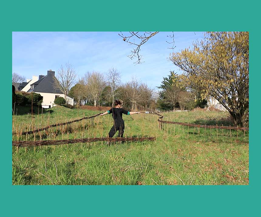 Marcher sur l'eau blanche, performance de Caroline Denos, Prairie de Keravilin, Guipavas, 25 février 2023