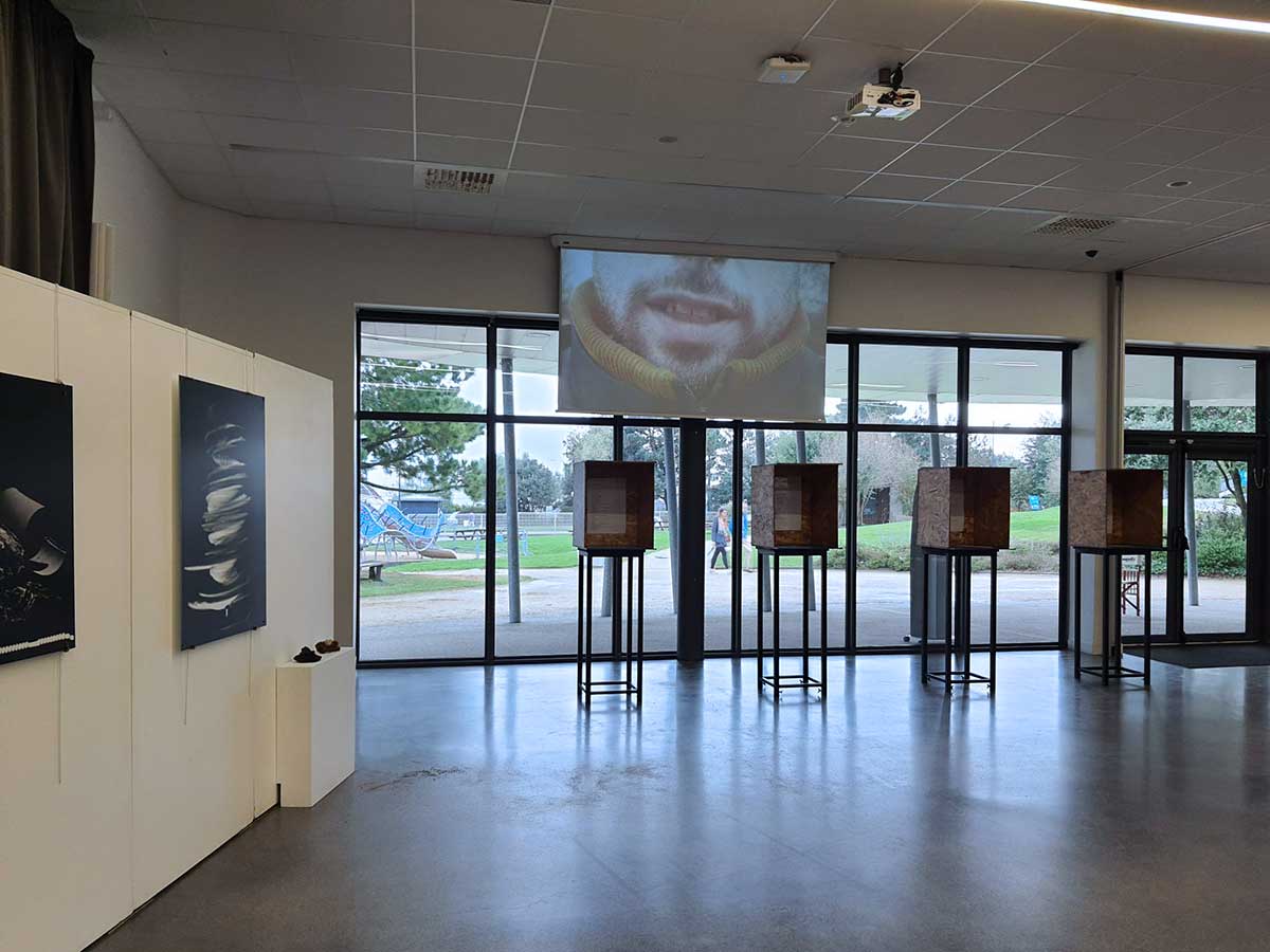 Elouan Cousin, Nesrine Mouelhi, vue de l'exposition Escale #4 — Océanopolis, 2023, Océanopolis, Brest. © Photo : Marie-Claire Raoul