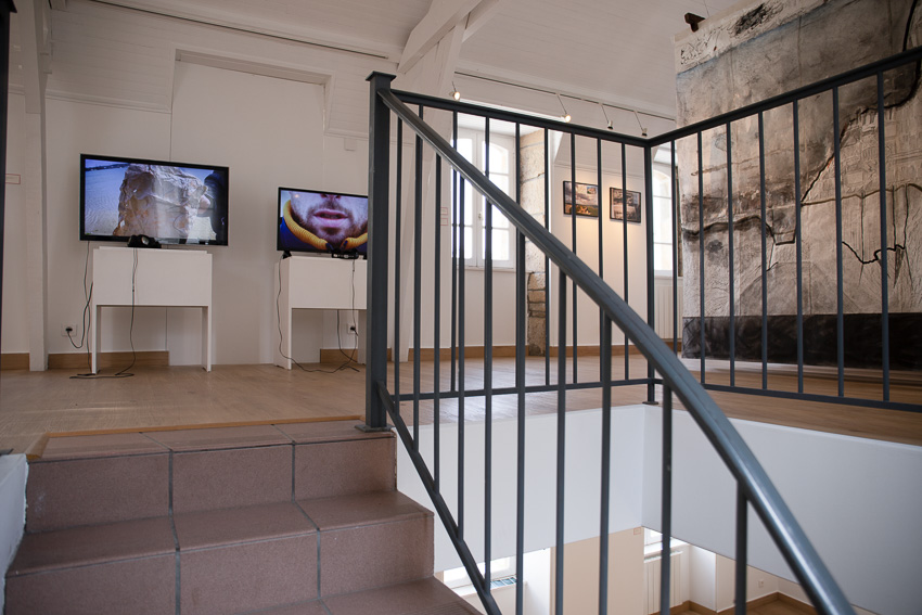 Etage 2. Vue de l'exposition "Escale #1 - Brest" à la Maison de la Fontaine.