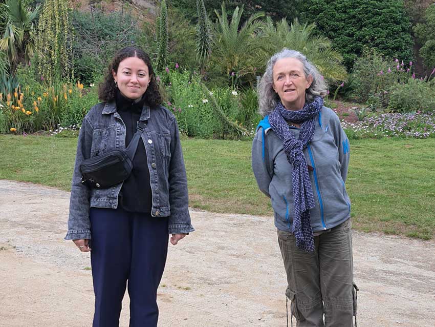 Badïa Larouci et Marie-Michèle Lucas au jardin du Stang-Alar, le 24 juin 2021