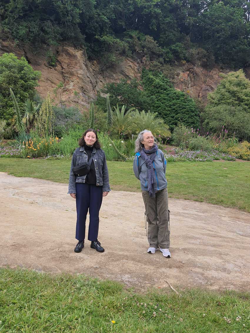 Badïa Larouci et Marie-Michèle Lucas au jardin du Stang-Alar, le 24 juin 2021