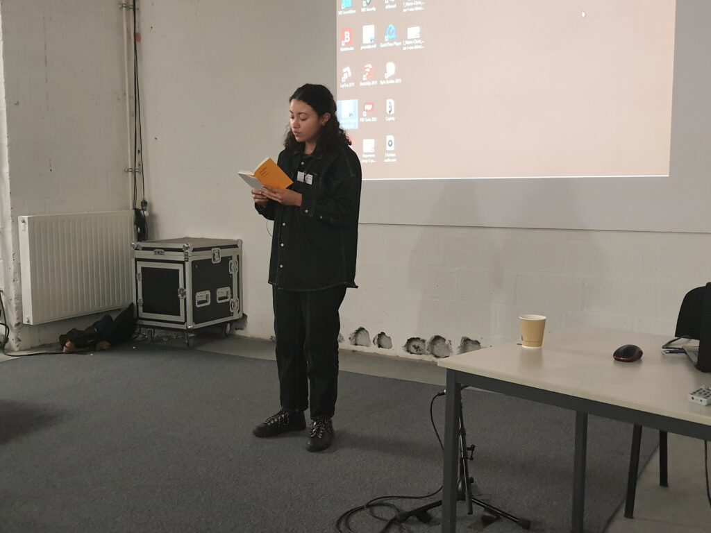 Badïa Larouci lit Les noues de Marielle Macé, Point d'étape De la nature, CAC Passerelle, Brest, 21 décembre 2021