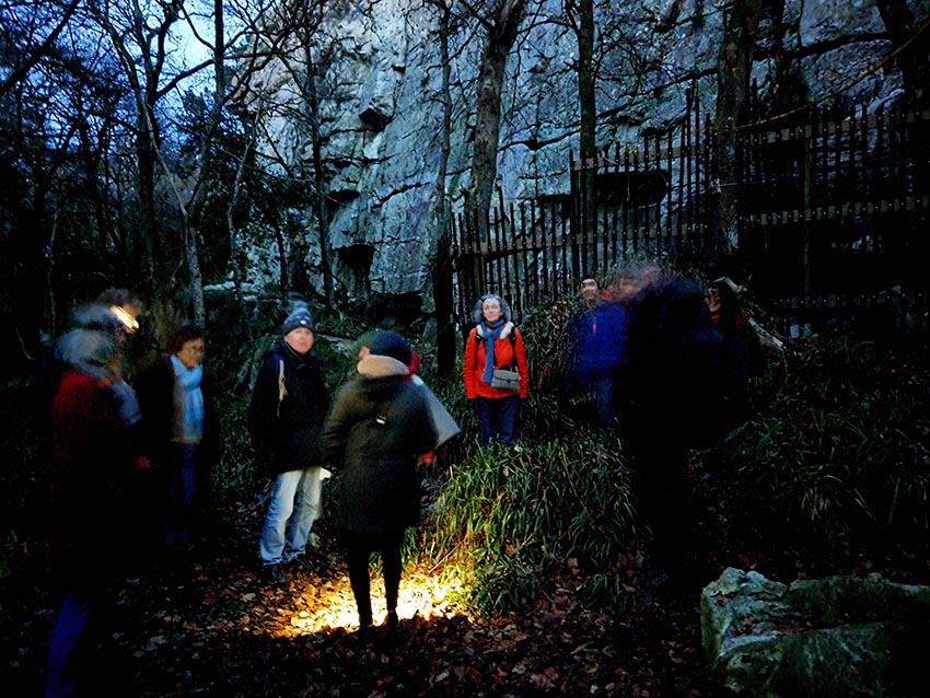 [Elle va monter jusqu'à quand......la mer], performance de Marie-Michèle Lucas le 21 décembre 2021 au rocher de l'Impératrice à Plougastel-Daoulas