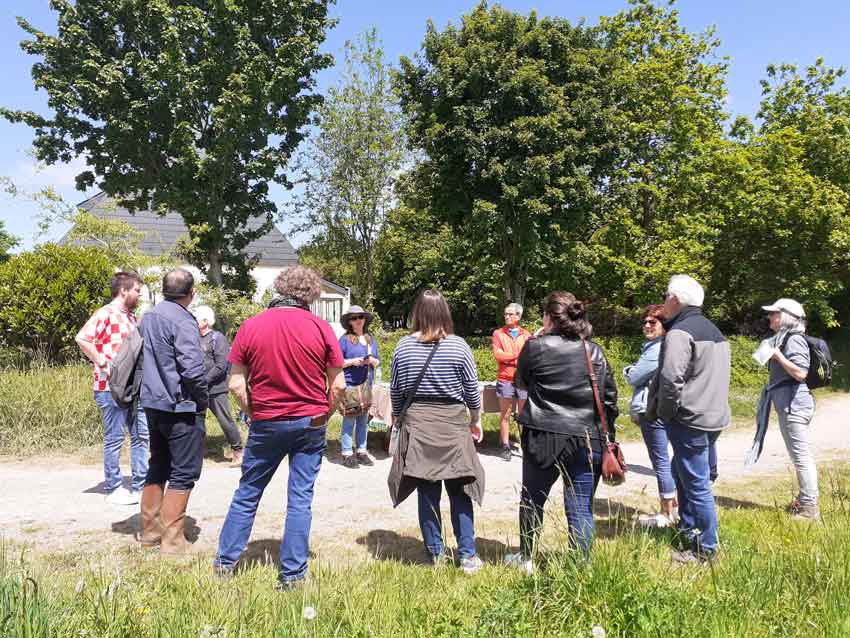 Rendez-vous au vallon du Stang-Alar à Guipavas le 7 mai 2022, Rencontre avec la plasticienne Marie-Claire Raoul su la prairie de Keravilin pour présenter sa sculpture [Marcher sur l'eau blanche]