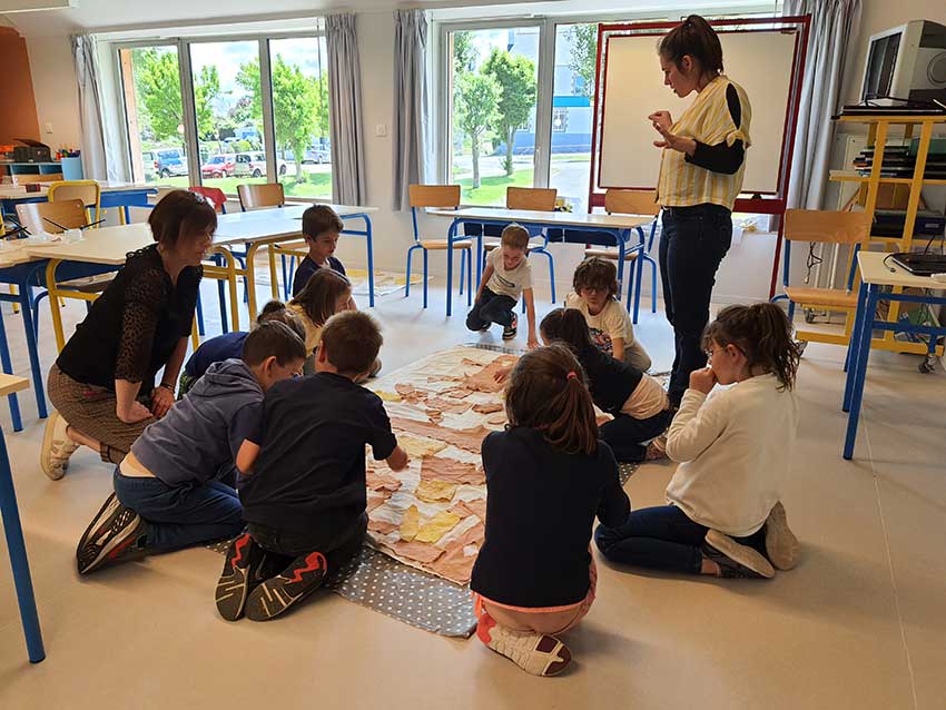 Atelier Teintures végétales animés par Marianne Rousseau à l'école Aber Benoït de Saint Pabu. Mai 2022.