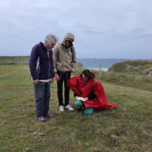 Louis, Elouan et Marieke explore la flore sur les dunes de l'Aber-Benoît.