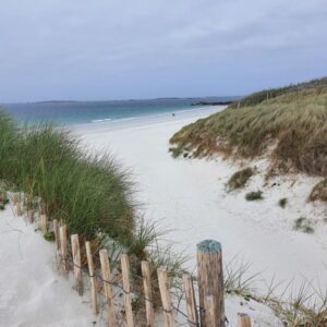 A cet endroit de la plage, la vallée creusée par un ruisseau est recouvert par le sable. En hiver quand le ruisseau n'est plus sec, l'eau se déverse sur la plage de Danvad à Saint Pabu. Ce ruisseau n'est pas nommé sur les cartes actuelles, mais il s'agit probablement du ruisseau anciennement dénommé le Cosquer car il suit le chemin vers la fontaine du Cosquer.