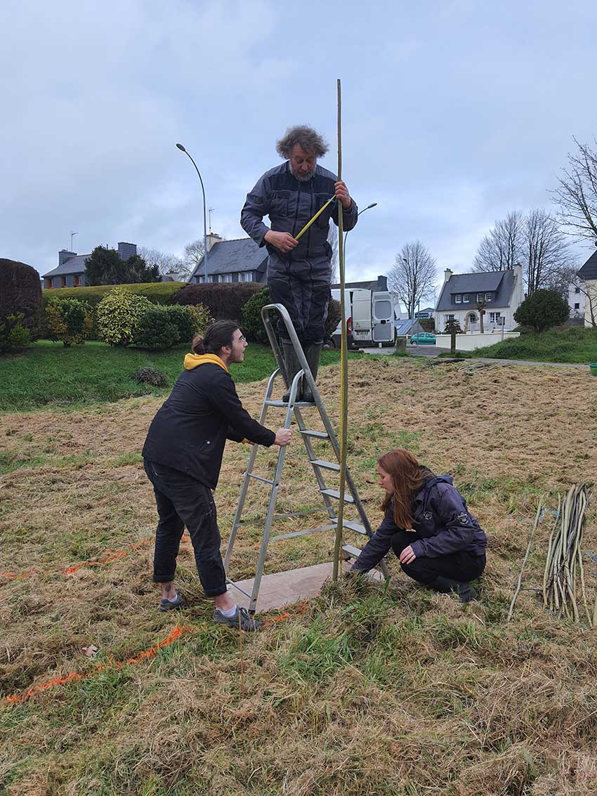 Chantier participatif, construction de la sculpture [Marcher sur l'eau blanche] de Marie-Claire Raoul, prairie de Keravilin, Guipavas, 28 février, 1er et 3 mars 2022