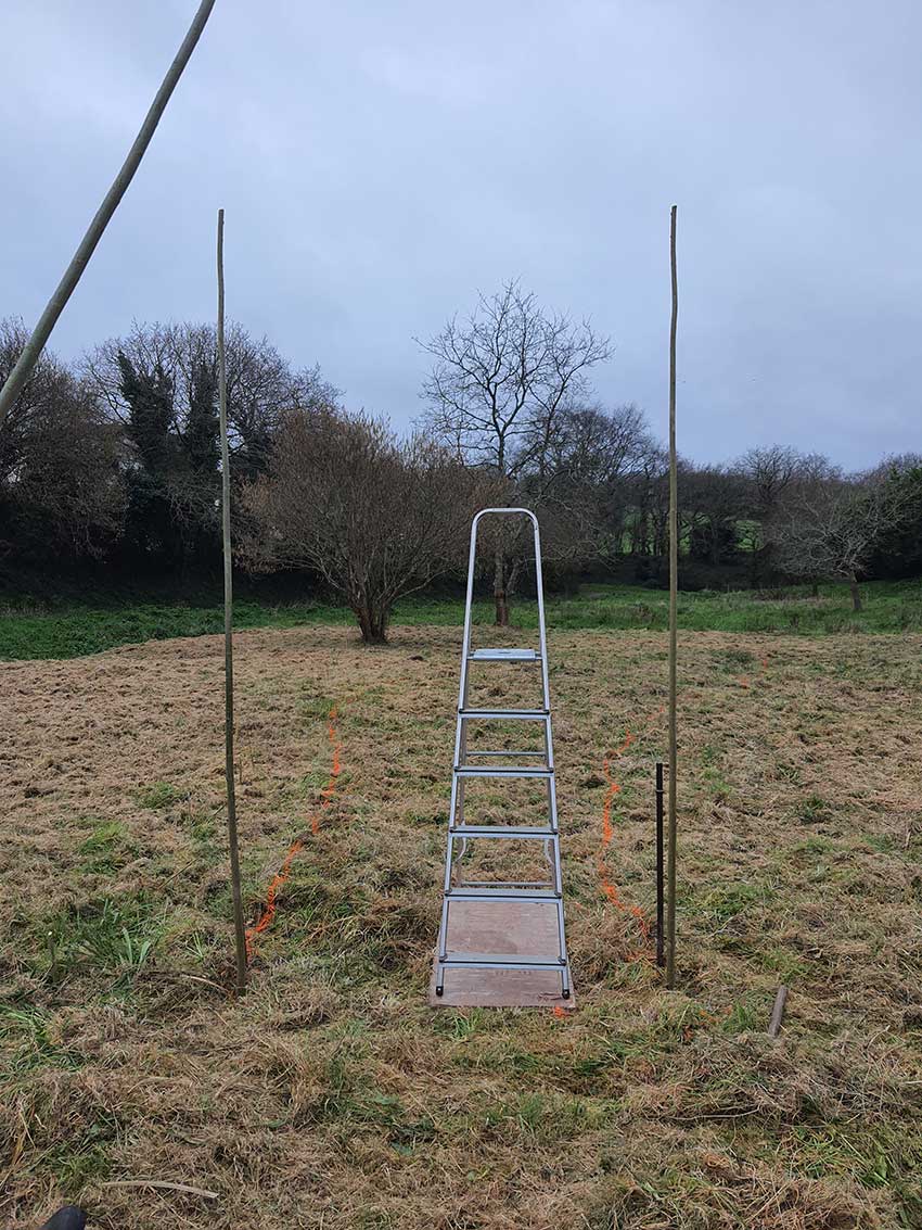 Chantier participatif, construction de la sculpture [Marcher sur l'eau blanche] de Marie-Claire Raoul, prairie de Keravilin, Guipavas, 28 février, 1er et 3 mars 2022