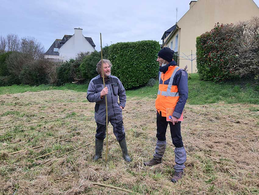 Chantier participatif, construction de la sculpture [Marcher sur l'eau blanche] de Marie-Claire Raoul, prairie de Keravilin, Guipavas, 28 février, 1er et 3 mars 2022