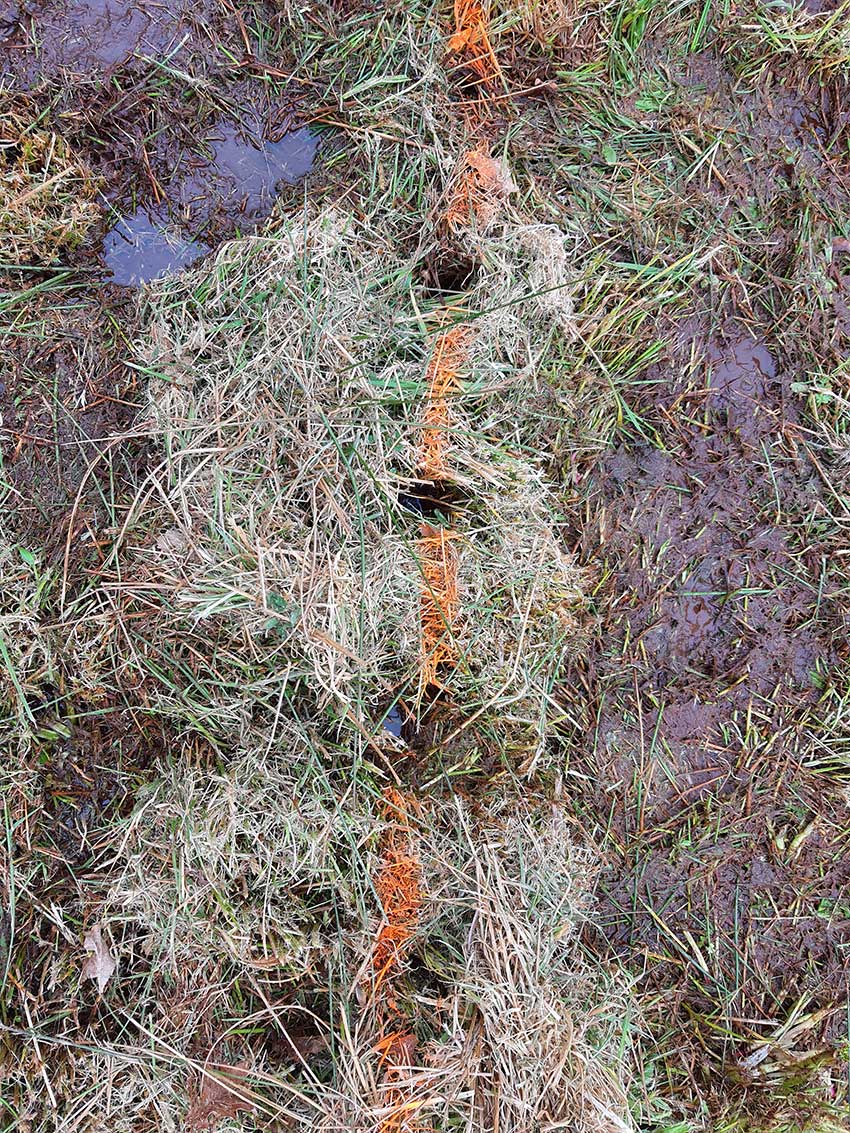 Chantier participatif, construction de la sculpture [Marcher sur l'eau blanche] de Marie-Claire Raoul, prairie de Keravilin, Guipavas, 28 février, 1er et 3 mars 2022