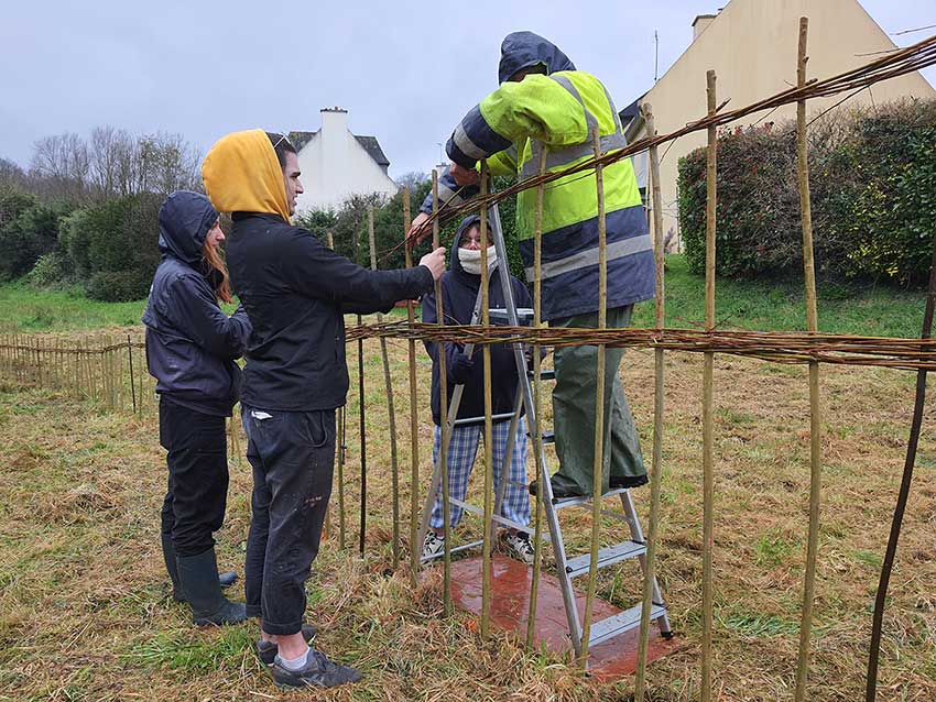 Chantier participatif, construction de la sculpture [Marcher sur l'eau blanche] de Marie-Claire Raoul, prairie de Keravilin, Guipavas, 28 février, 1er et 3 mars 2022