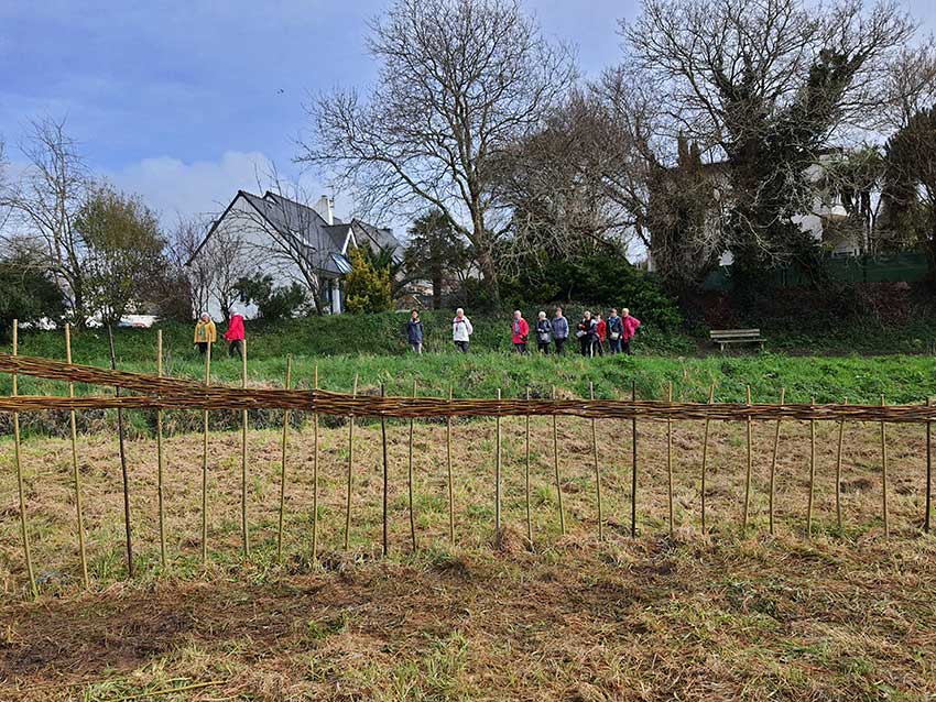 Chantier participatif, construction de la sculpture [Marcher sur l'eau blanche] de Marie-Claire Raoul, prairie de Keravilin, Guipavas, 28 février, 1er et 3 mars 2022