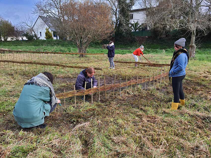 Chantier participatif, construction de la sculpture [Marcher sur l'eau blanche] de Marie-Claire Raoul, prairie de Keravilin, Guipavas, 28 février, 1er et 3 mars 2022