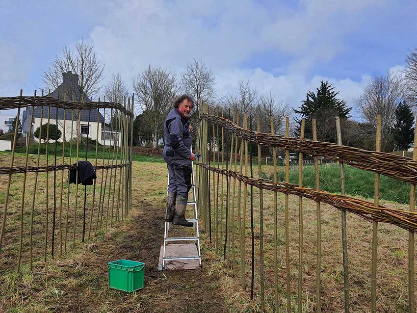 Chantier participatif, construction de la sculpture [Marcher sur l'eau blanche] de Marie-Claire Raoul, prairie de Keravilin, Guipavas, 28 février, 1er et 3 mars 2022