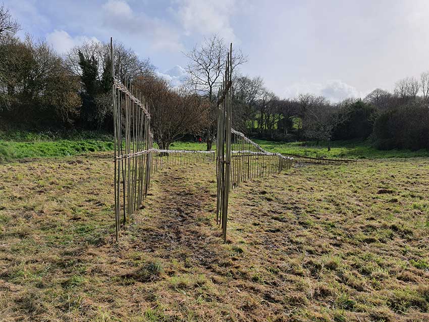 Chantier participatif, construction de la sculpture [Marcher sur l'eau blanche] de Marie-Claire Raoul, prairie de Keravilin, Guipavas, 28 février, 1er et 3 mars 2022