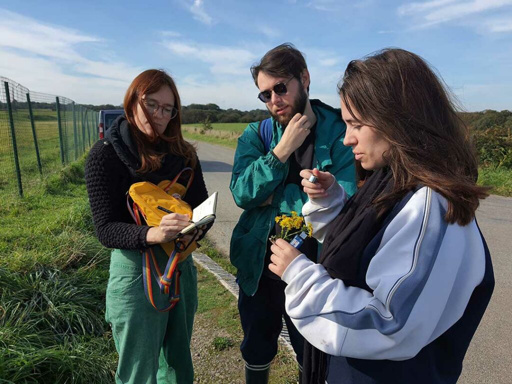 Sortie botanique du groupe d'artistes en résidence à la Tourbière du Canada à Guouesnou avec le botaniste et phytosociologue Loïc Delassus, le 16 mai 2021. L'association CLIP est présente pour filmer cette sortie.