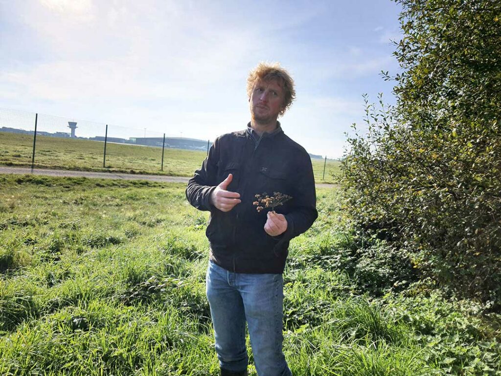 Sortie botanique du groupe d'artistes en résidence à la Tourbière du Canada à Guouesnou avec le botaniste et phytosociologue Loïc Delassus, le 16 mai 2021. L'association CLIP est présente pour filmer cette sortie.