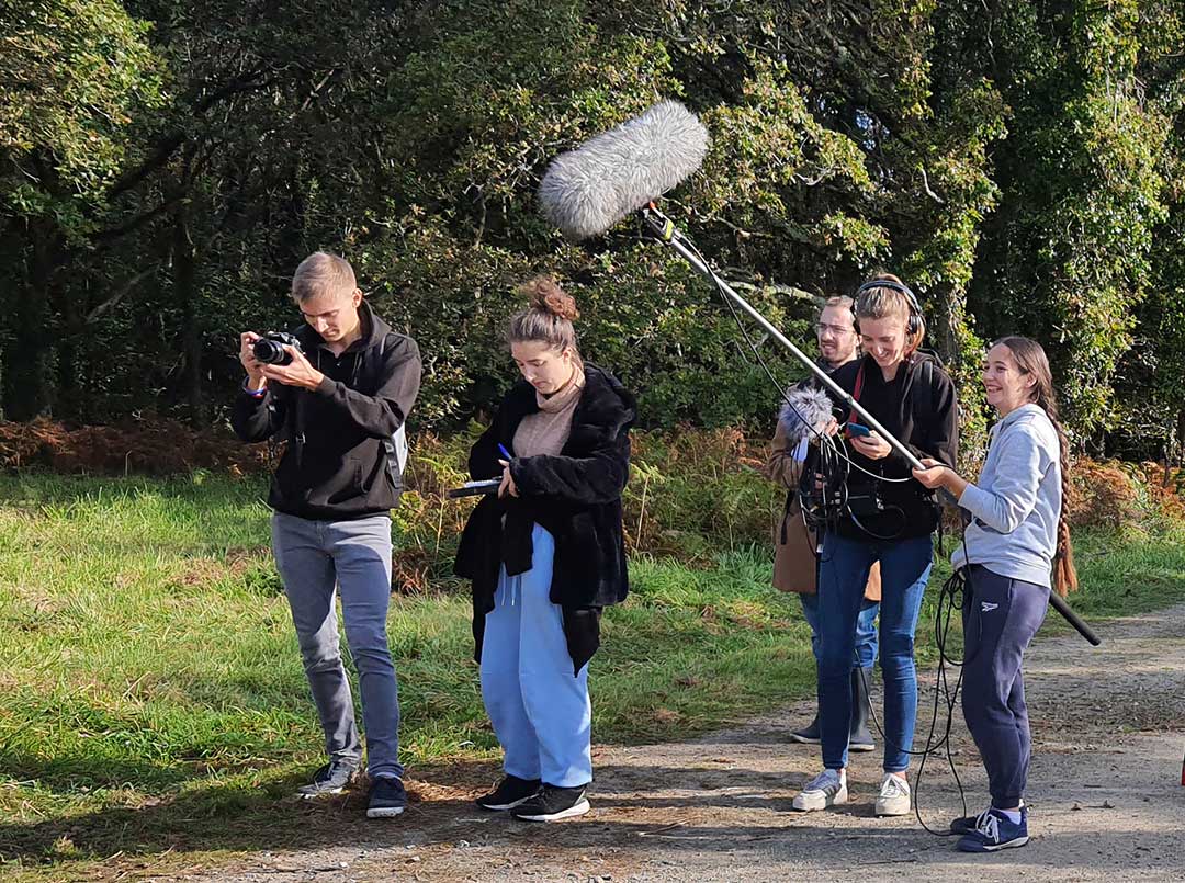 Sortie botanique du groupe d'artistes en résidence à la Tourbière du Canada à Guouesnou avec le botaniste et phytosociologue Loïc Delassus, le 16 mai 2021. L'association CLIP est présente pour filmer cette sortie.