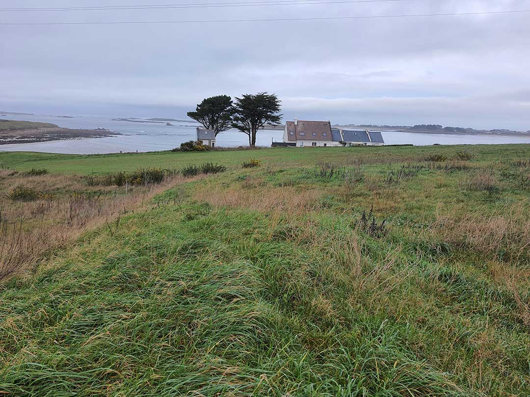 Vue sur la plage de Corn ar Gazel de la Maison des Abers à Saint Pabu. Mai 2022. Photo Marie-Claire Raoul.