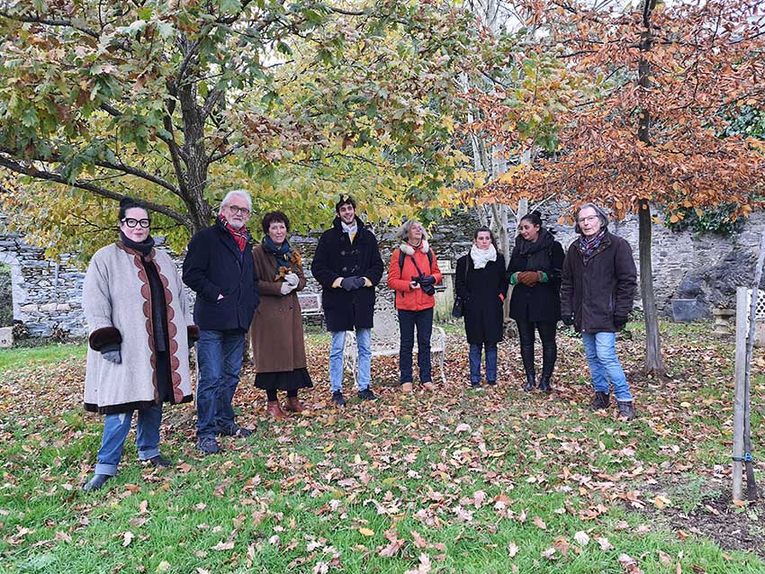 L'équpe de l'association Dont Acte, Véronoque Paugam et les artistes invités visitent le Jardin de la maison de l'ancien peintre et maitre verrier du XIXème siècle Jean-Louis Nicolas à Morlaix, décembre 2022