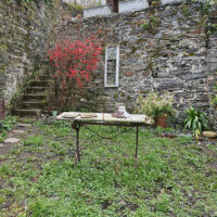 Jardin de la maison de l'ancien peintre et maitre verrier du XIXème siècle Jean-Louis Nicolas à Morlaix, décembre 2022