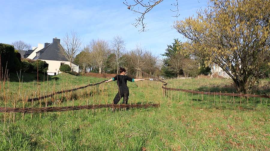 Performance de Caroline Denos sur la prairie de Keravilin dans la structure marcher sur l'eau blanche, le 21 mars 2023