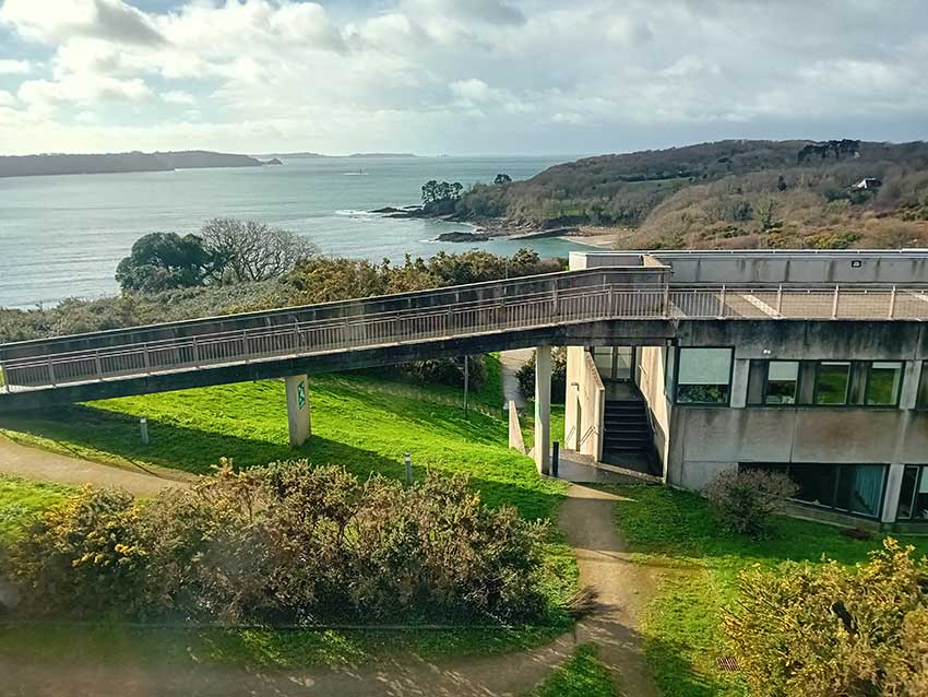 L'IUEM situé à Plouzané, à deux pas de la Pointe du diable, bénéficie d'une vue remarquable sur le goulet de la rade de Brest.