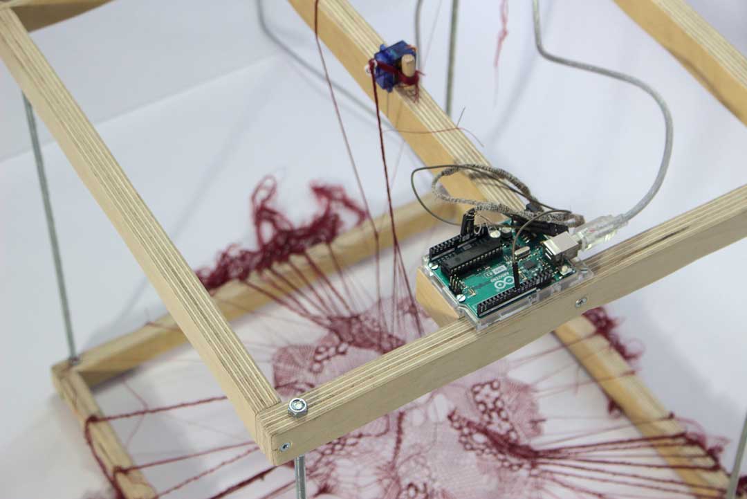 gladys sauvage, Résurgence (détail), la Centrale, for contemporary art, Bruxelles, 2023, 40 x 40 x 40 cm, dentelle aux fuseaux, soie, métal et bois. programme sur Arduino Uno. © g. sauvage.