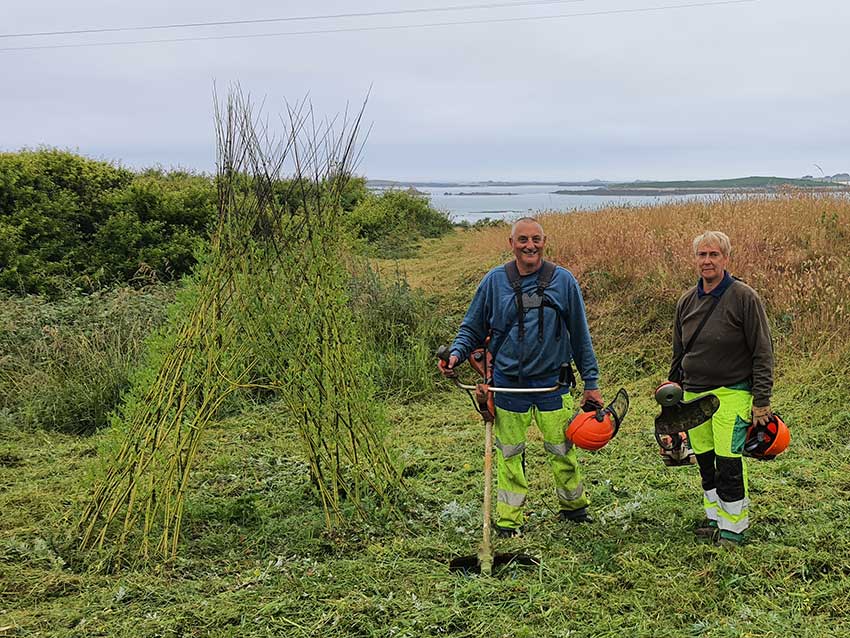 Chantier pour l'installation de Marie-Claire Raoul Hent ar Mor en perches de bambou à Saint-Pabu, 12,13 et 14 juin 2023.