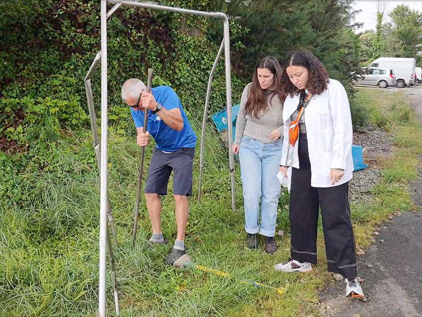 Installation des œuvres sur le Gr34 en vue de l'exposition "Escale #3 - Aber Benoît" à Saint-Pabu. Semaine du 19 juin 2023.