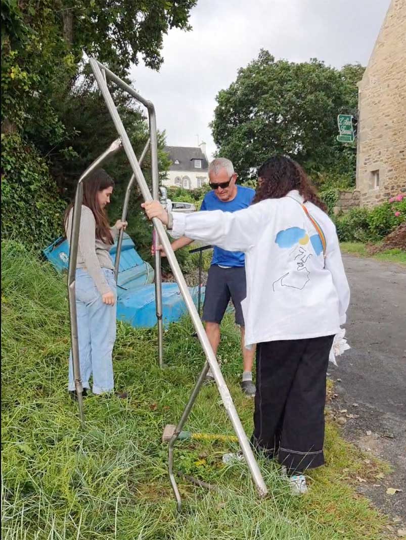 Installation des œuvres sur le Gr34 en vue de l'exposition "Escale #3 - Aber Benoît" à Saint-Pabu. Semaine du 19 juin 2023.