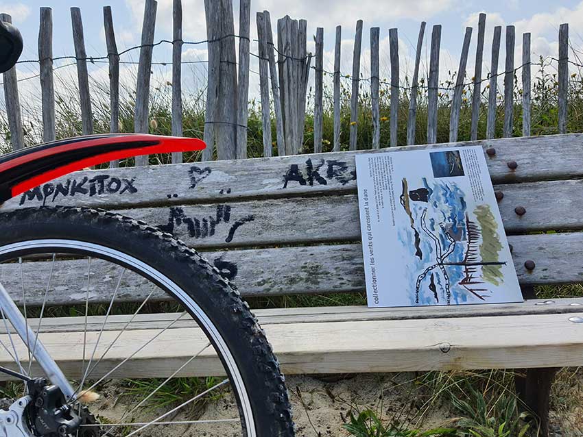 Installation des œuvres sur le Gr34 en vue de l'exposition "Escale #3 - Aber Benoît" à Saint-Pabu. Semaine du 19 juin 2023.