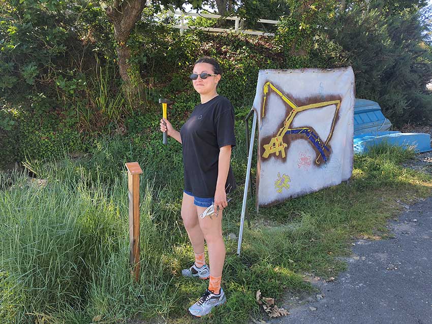 Installation des œuvres sur le Gr34 en vue de l'exposition "Escale #3 - Aber Benoît" à Saint-Pabu. Semaine du 19 juin 2023.