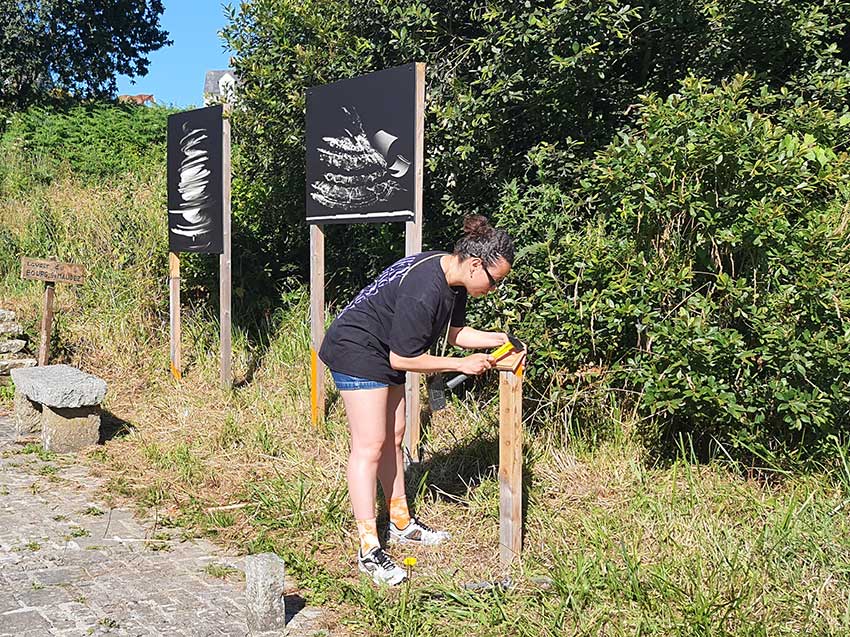 Installation des œuvres sur le Gr34 en vue de l'exposition "Escale #3 - Aber Benoît" à Saint-Pabu. Semaine du 19 juin 2023.