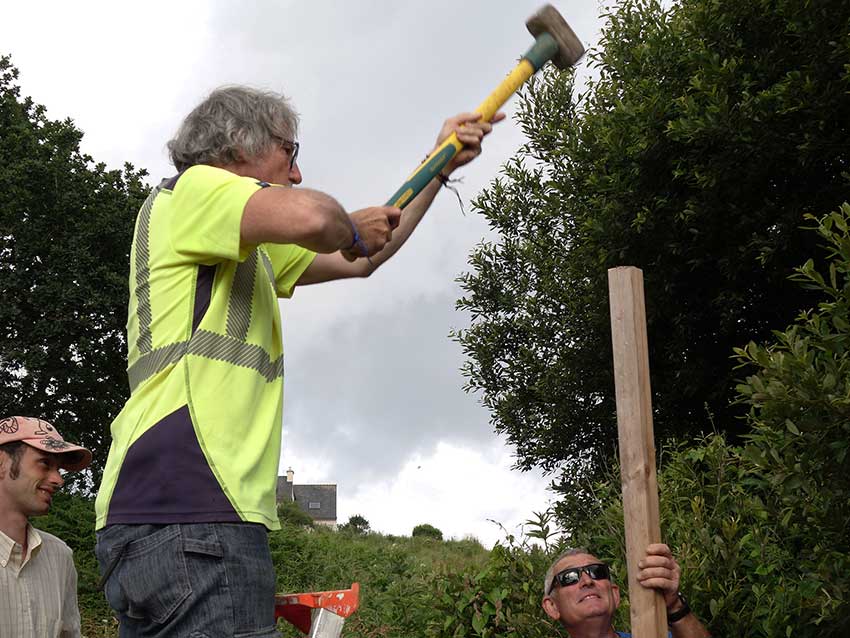 Installation des œuvres sur le Gr34 en vue de l'exposition "Escale #3 - Aber Benoît" à Saint-Pabu. Semaine du 19 juin 2023.