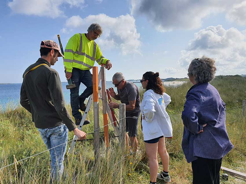 Installation des œuvres sur le Gr34 en vue de l'exposition "Escale #3 - Aber Benoît" à Saint-Pabu. Semaine du 19 juin 2023.