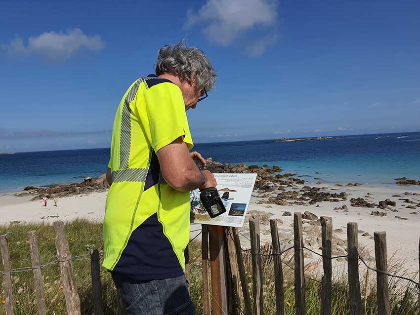 Installation des œuvres sur le Gr34 en vue de l'exposition "Escale #3 - Aber Benoît" à Saint-Pabu. Semaine du 19 juin 2023.