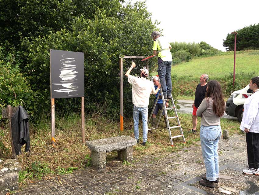 Installation des œuvres sur le Gr34 en vue de l'exposition "Escale #3 - Aber Benoît" à Saint-Pabu. Semaine du 19 juin 2023.