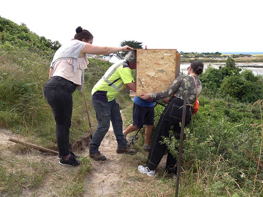 Installation des œuvres sur le Gr34 en vue de l'exposition "Escale #3 - Aber Benoît" à Saint-Pabu. Semaine du 19 juin 2023.