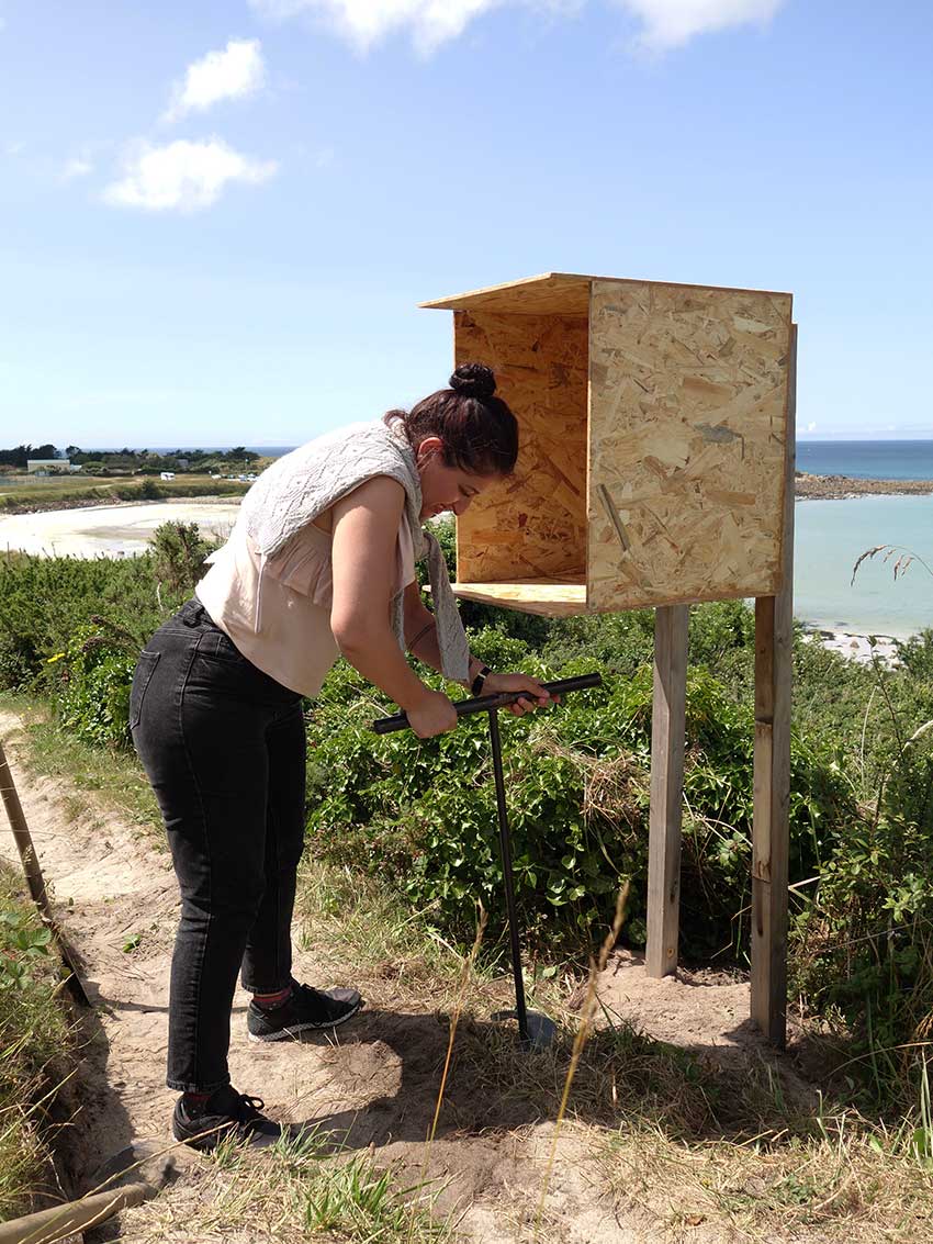 Installation des œuvres sur le Gr34 en vue de l'exposition "Escale #3 - Aber Benoît" à Saint-Pabu. Semaine du 19 juin 2023.