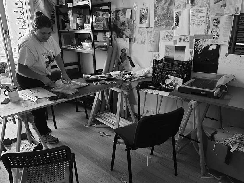 Visite de l'atelier de la graphiste autrice Marion Bonjour dans l'ex Cercle naval à Brest.