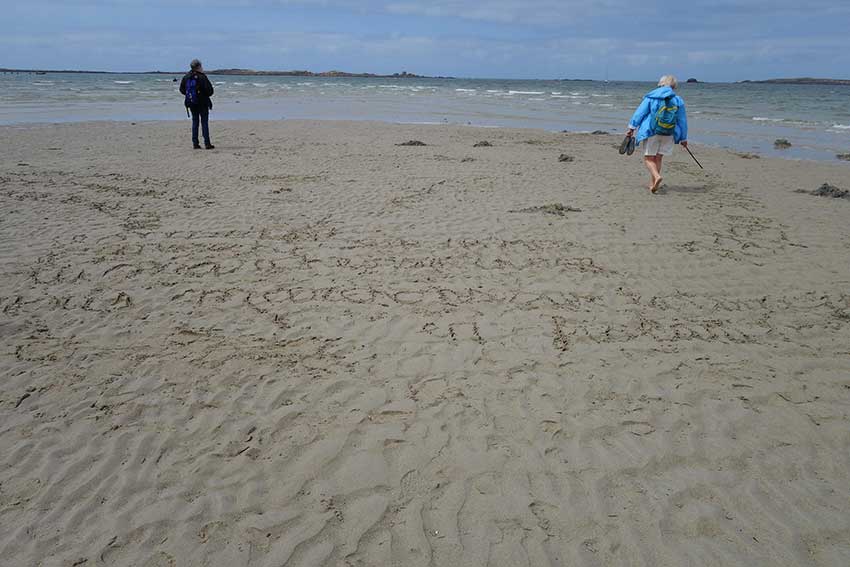 Le rituel du salut à la mer. Balade artistique de Marie-Michèle Lucas le 4 août 2023 dans le cadre de l'exposition Escale #3-Aber Benoît à Saint-Pabu.