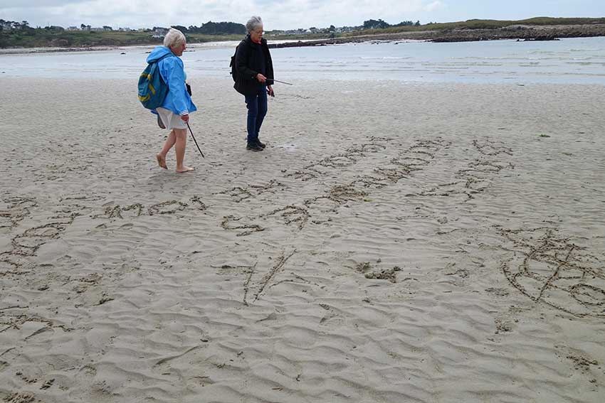 Le rituel du salut à la mer. Balade artistique de Marie-Michèle Lucas le 4 août 2023 dans le cadre de l'exposition Escale #3-Aber Benoît à Saint-Pabu.