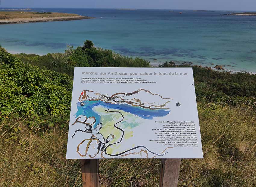 Le rituel du salut à la mer. Balade artistique de Marie-Michèle Lucas le 4 août 2023 dans le cadre de l'exposition Escale #3-Aber Benoît à Saint-Pabu. Photo © Marie-Claire Raoul.