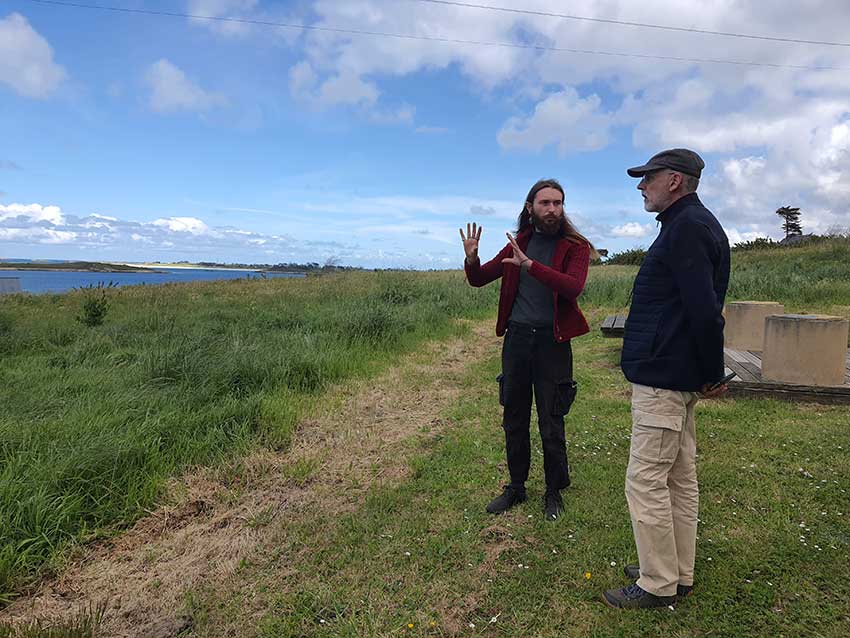 François Chemin rencontre l'équipe de la Maison des Abers afin de se présenter et de parler de son projet Cartographie du territoire entropique. Il montre l'endroit où il veut enterrer les enregistrements visuels et sonores.