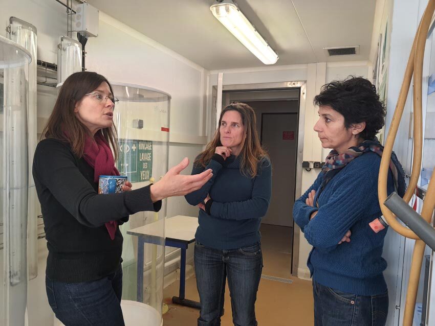 Résidence HABLOOM session #1, les chercheuses Caroline Fabioux et Hélène Hégaret présentent le laboratoire à l'artiste Laurence Nicola (de gauche à droite), matin du 12 novembre 2024. Photo © Marie-Claire Raoul