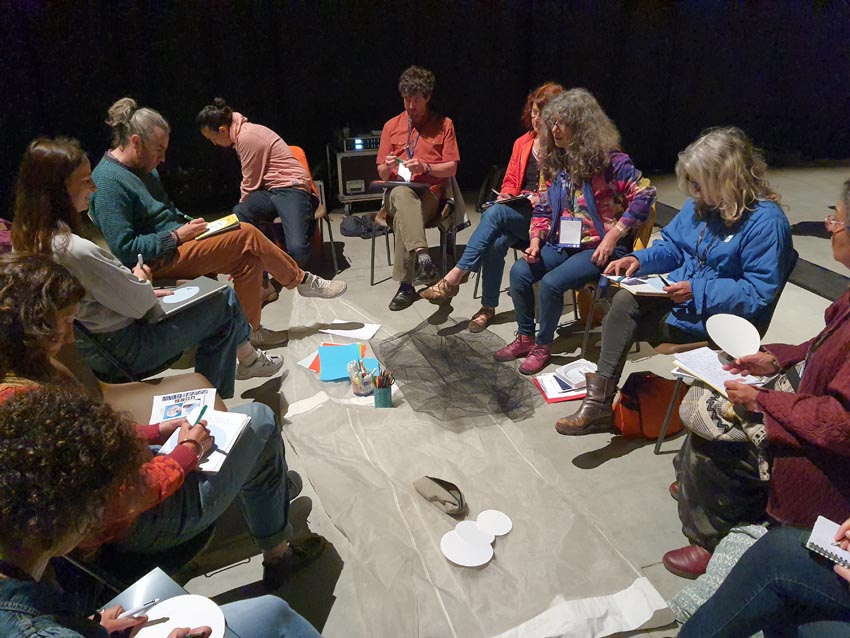Le groupe de l'atelier [Art et science : une hybridation fertile et créative] en pleine réflexion/création, atelier animé par la biologiste Christine Paillard et l'artiste Marie-Claire Raoul aux Actes Bretagne 2025, SEW, Morlaix. Photo © M.-C. Raoul.