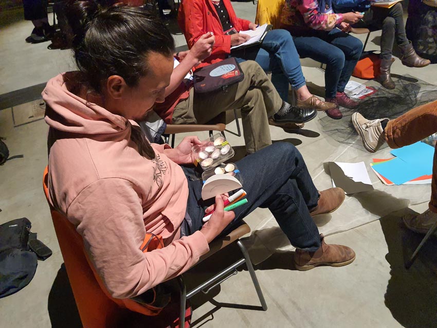 Atelier [Art et science : une hybridation fertile et créative] animé par la biologiste Christine Paillard et l'artiste Marie-Claire Raoul aux Actes Bretagne 2025, SEW, Morlaix. Photo © M.-C. Raoul.