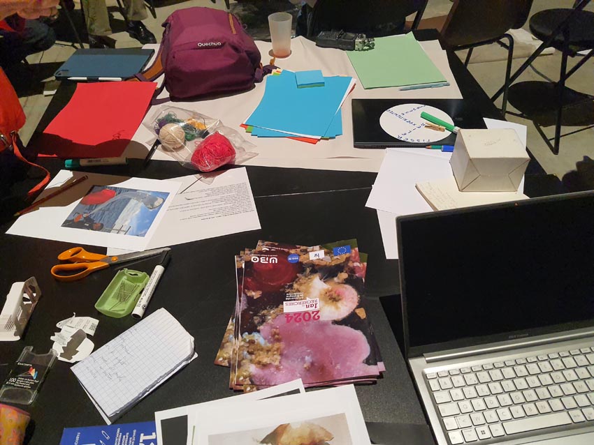 Table de travail, atelier [Art et science] animé par la biologiste C.Paillard et l'artiste M.-C. Raoul aux Actes Bretagne 2025, SEW, Morlaix. Photo © M.-C. Raoul.